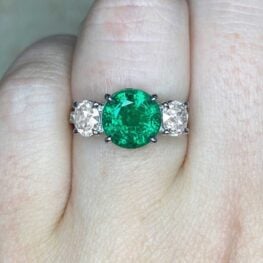 pampa anniversary ring featuring an emerald stone of 2.48 carats with good saturation